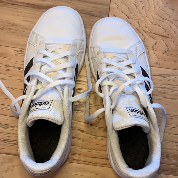 Adidas youth court size 3 1/2 - Picture 5 of 8